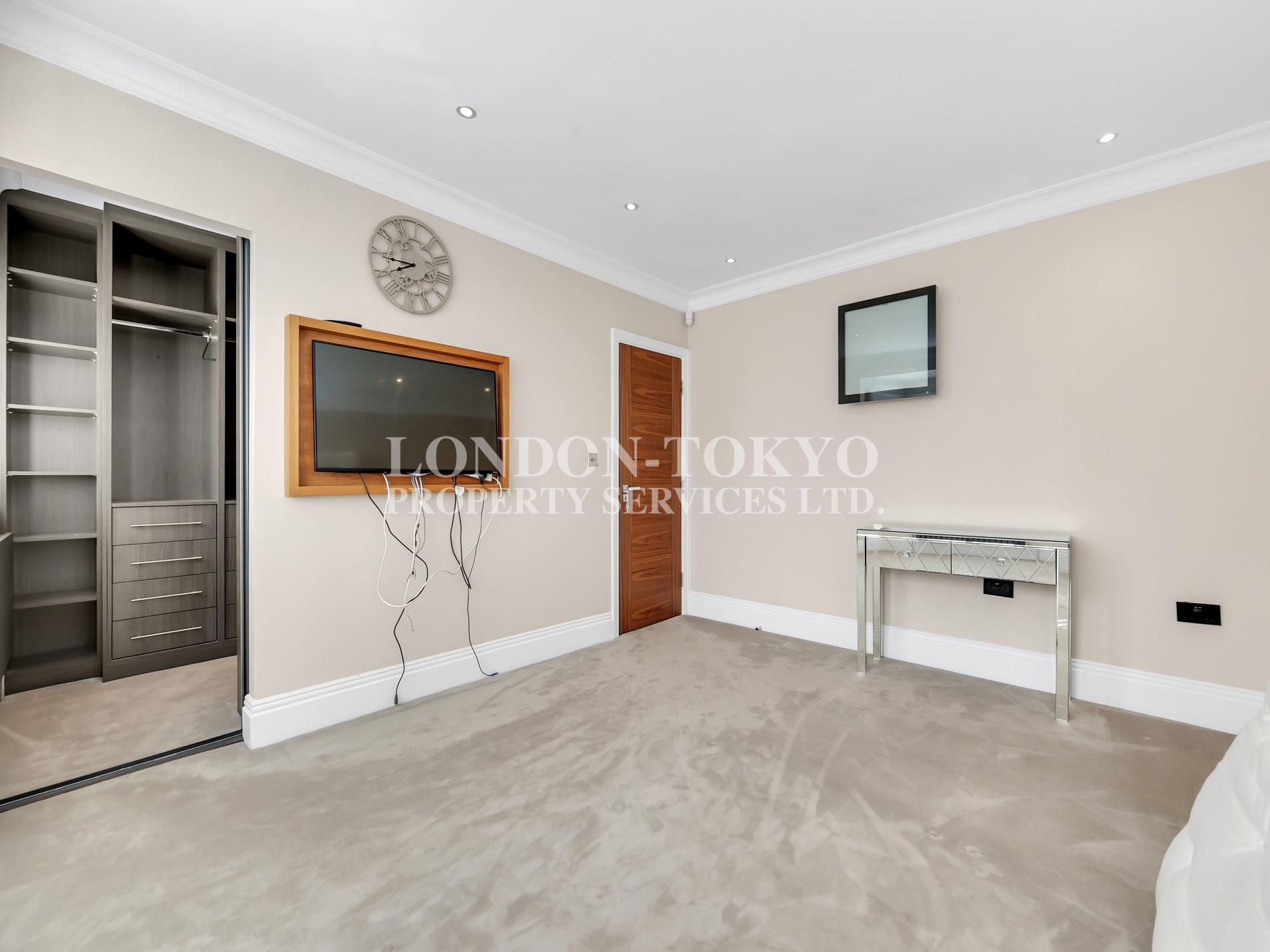 Wentworth Avenue 
 N3  :: London-Tokyo Property Service