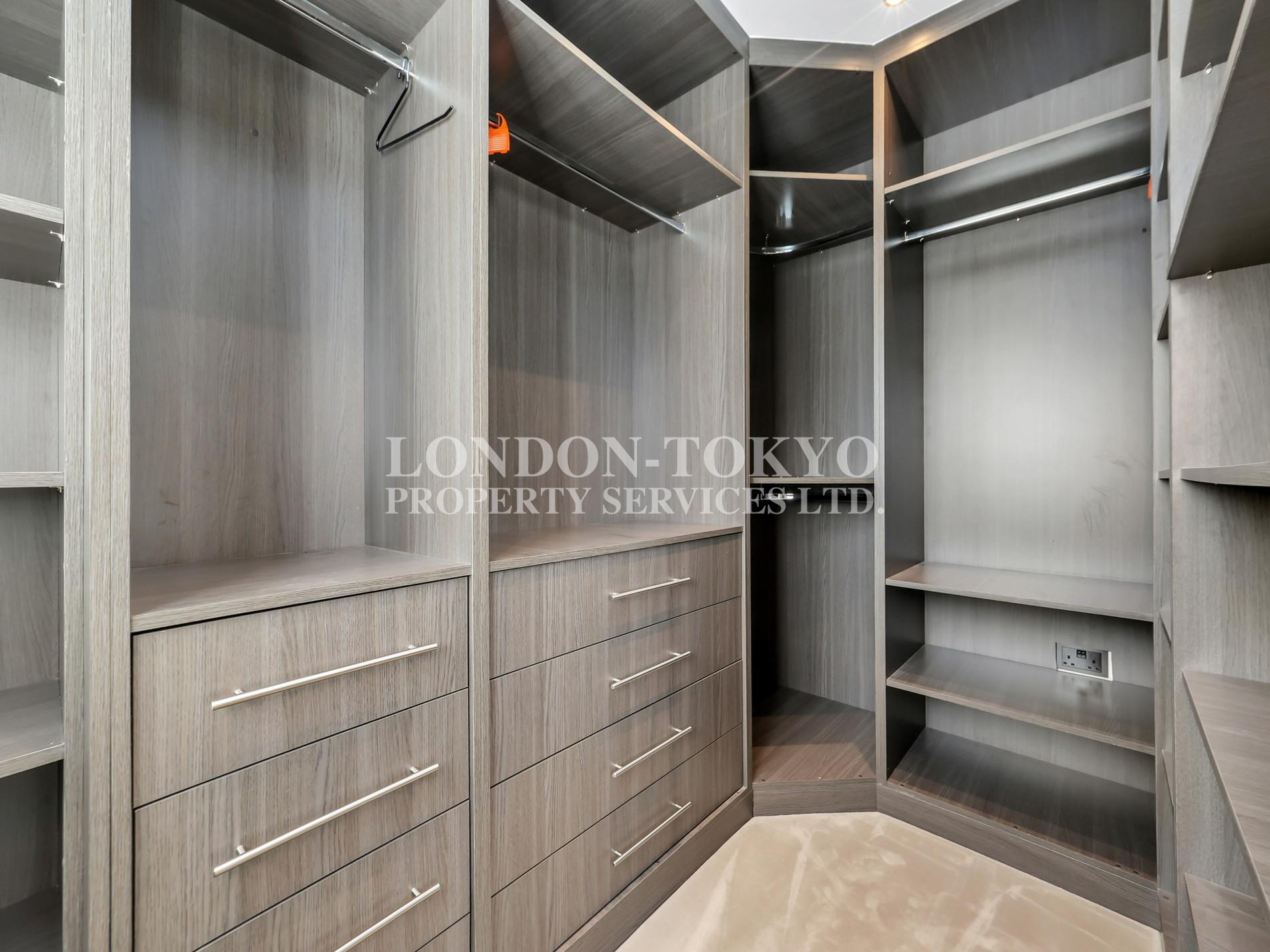 Wentworth Avenue 
 N3  :: London-Tokyo Property Service