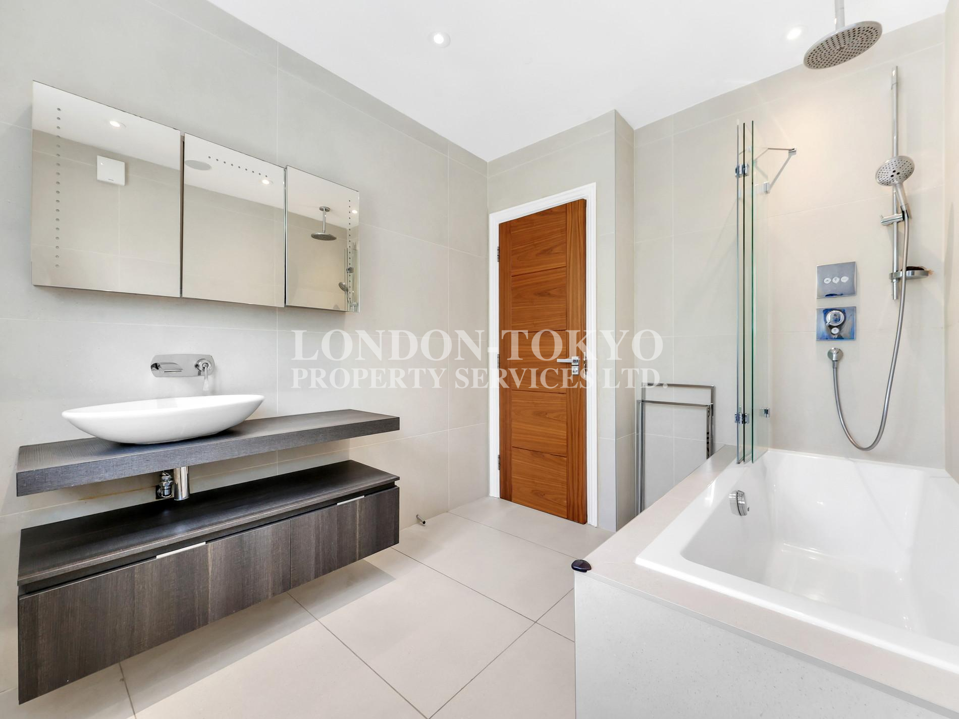 Wentworth Avenue 
 N3  :: London-Tokyo Property Service