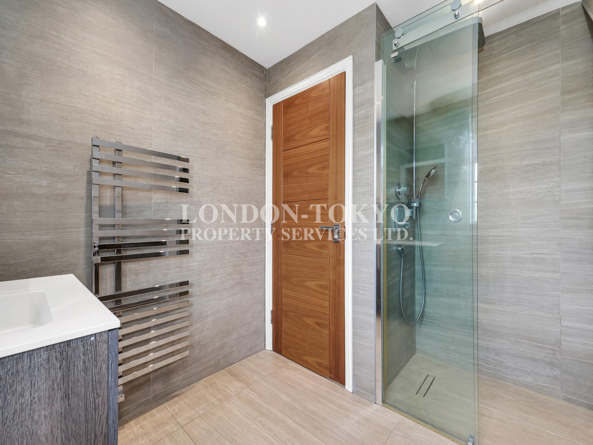 Wentworth Avenue 
 N3  :: London-Tokyo Property Service